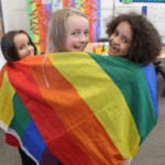 deca-sa-lgbt-zastavom-u-skoli-u-ontariu