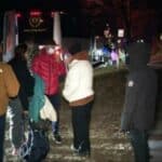 Tri autobusa puna migranata ostavljena su u blizini kuće Kamale Haris na Badnje veče