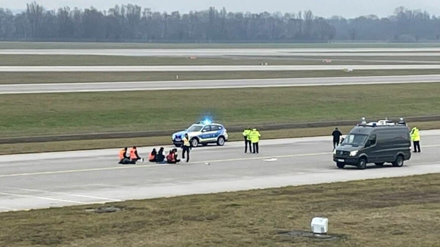 Ekološki aktivisti se zalepili za pistu na aerodromu u Minhenu