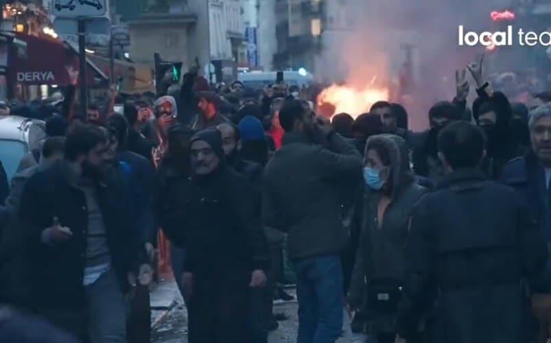  Neredi na ulicama Pariza: Leti kamenje i suzavac(VIDEO)