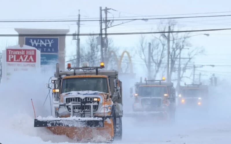  Snežna oluja se nastavlja u SAD: Najmanje 60 mrtvih, ljudi umiru u kolima čekajući pomoć