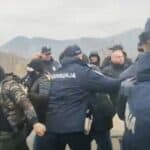 VUČIĆEVA POLICIJA pendrecima bija narod na Jarinju! Vlast zvanično predala Kosovo Albancima