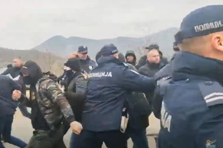  VUČIĆEVA POLICIJA pendrecima bije narod na Jarinju! Vlast zvanično predala Kosovo Albancima
