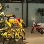 Jezivi Robo-Hounds Boston Dajnamiksa ukrašavaju božićnu jelku