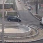 HIT NA MREŽAMA! Vozači u Tesliću ne mogu da provale kružni tok (VIDEO)