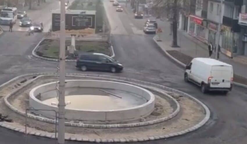  HIT NA MREŽAMA! Vozači u Tesliću ne mogu da provale kružni tok (VIDEO)