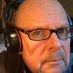 Britanski provakser radio voditelj koji je bio „uzbuđen“ zbog primanja treće doze hospitalizovan sa „plućima punim ugrušaka“