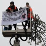 Nemačka: Klimatski aktivisti odsekli vrh božićne jelke