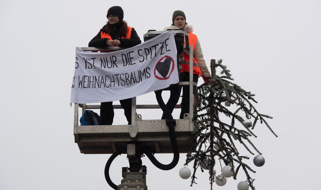  Nemačka: Klimatski aktivisti odsekli vrh božićne jelke