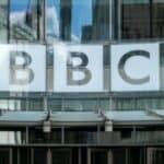 Prozori zgrade BBC-ja izlepljeni slikama koje simbolizuju smrt nakon vakcinacije protiv COVID-a 19 (VIDEO)