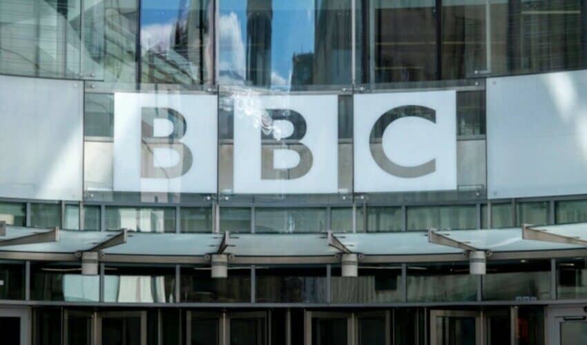  Prozori zgrade BBC-ja izlepljeni slikama koje simbolizuju smrt nakon vakcinacije protiv COVID-a 19 (VIDEO)