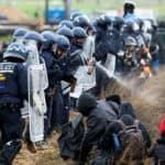 Nemačka policija uklonila Gretu sa eko protesta! Rulja u bolnicu poslala blizu 100 policajaca (VIDEO)