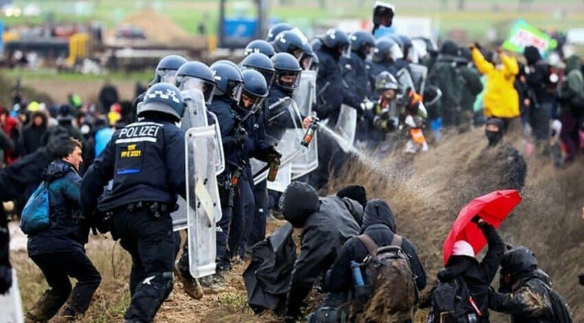  Nemačka policija uklonila Gretu sa eko protesta! Rulja u bolnicu poslala blizu 100 policajaca (VIDEO)