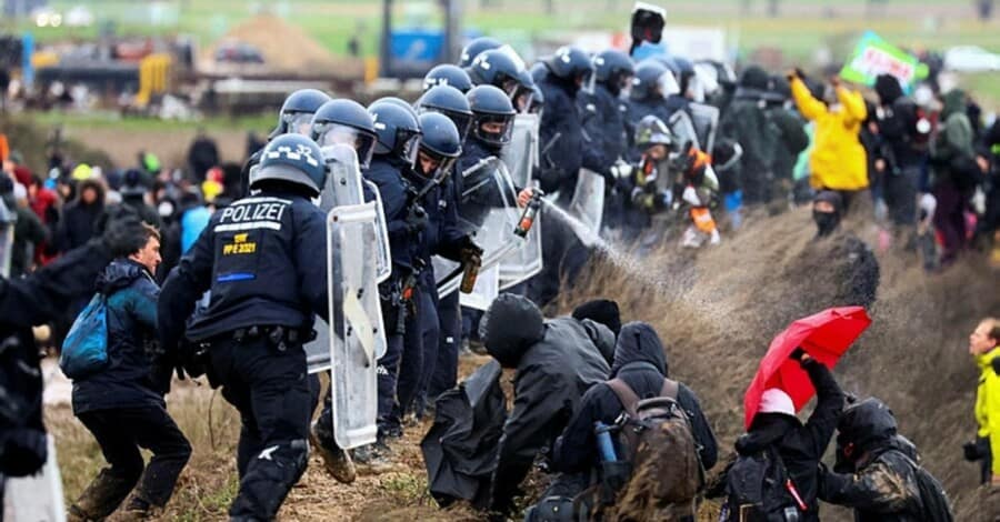 Nemačka policija uklonila Gretu sa eko protesta! Rulja u bolnicu poslala blizu 100 policajaca (VIDEO)