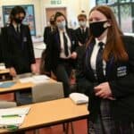 ŠKOLE u Britaniji zabranjuju fizički kontankt đacima- Ko se pozdravlja rukama ili grli ide u izolaciju