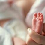 Tragedija i zločin! Šestomesečna beba umrla 10 dana nakon Pfizer vakcine