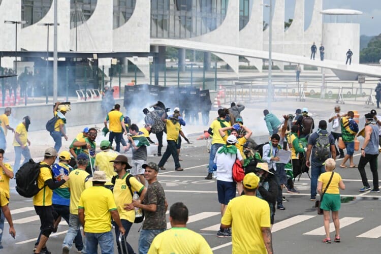 Revolucija u Brazilu! BOLSONAROVE pristalice upale U KONGRES i zgradu predsedništva (VIDEO)