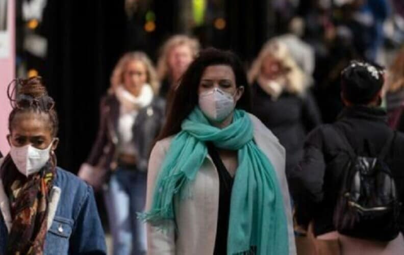  Velika Britanija ukinula preporuku za nošenje maski dok su ljudi bolesni