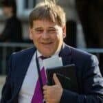 Britanski poslanik kažnjen i pod istragom zbog razotkrivanja COVID vakcina