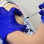 Velika Britanija će zabraniti Covid bustere za mlađe od 50 godina