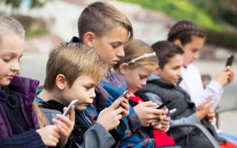  Nova studija otkriva kako društvene mreže IZAZIVAJU promene na dečjem mozgu