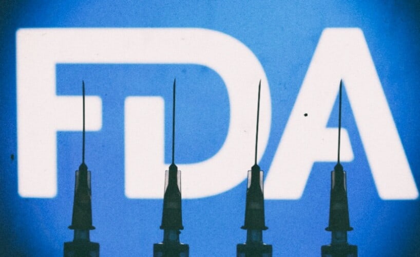  FDA i dalje tvrdi da vakcine protiv Covid-a nisu povezane sa iznenadnom smrću