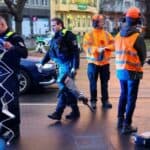 LUDILO bez granica! Klimatski aktivisti prerušeni u putare razbijali put čekićima u Berlinu