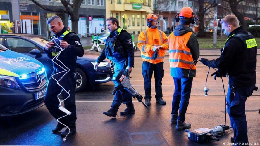 LUDILO bez granica! Klimatski aktivisti prerušeni u putare razbijali put čekićima u Berlinu