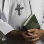 KATOLIČKI SVEŠTENIK živ spaljen