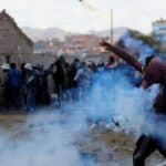 PERU: Demonstranti spalili živog policajca- Dan ranije policija ubila 17 civila