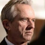 Robert Kenedi tuži BBC zbog prikrivanja „masovnog broja smrtnih slučajeva“ povezanih sa vakcinama protiv COVID-a