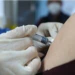 Vakcine protiv Covida su „očigledno opasne“ i treba odmah zaustaviti masovnu vakcinaciju, kažu švedski lekari