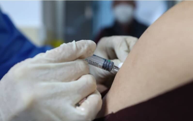  Vakcine protiv Covida su „očigledno opasne“ i treba odmah zaustaviti masovnu vakcinaciju, kažu švedski lekari