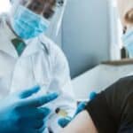 Čuveni medicinski stručnjak: "Moramo zabraniti COVID vakcine- one su oružje za DEPOPULACIJU"