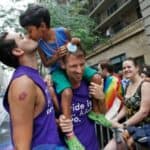 Majka tuži školu koja je naterala njenog 4-godišnjeg sina da ide na GEJ PARADU (VIDEO)