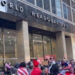 Narod opkolio glavno sedište Pfizera u Njujorku! (VIDEO)