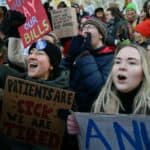 Sprovodili COVID agendu i žele povišicu! Desetine hiljada medicinara štrajkuje u Britaniji