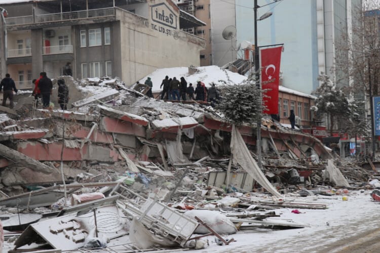 Zemljotres jačine 7,8 stepeni ponovo potresao Tursku, više od 1000 žrtava