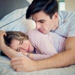 Nevakcinisane žene prijavljuju "velike bolove i grčeve" nakon što su spavale sa vakcinisanim muškarcima