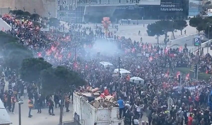  Skoro milion demonstranata na ulicama širom Francuske! SVE GORI! Vatrogasci stali na stranu naroda (VIDEO)