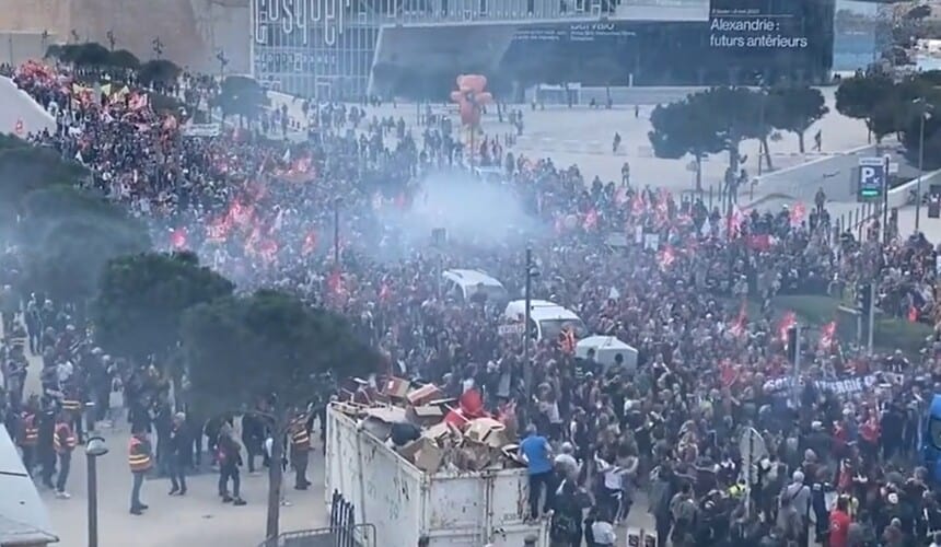Skoro milion demonstranata na ulicama širom Francuske! SVE GORI! Vatrogasci stali na stranu naroda (VIDEO)