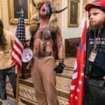 Srušena još jedna zavera! Policija do lakata umešana u NEREDE na Kapitolu 6. januara- Sprovodili "Šamana" kroz prostorije (VIDEO)