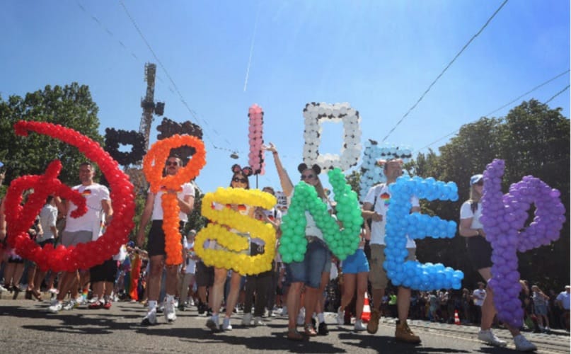  Disney sponzorisao gej paradu u Parizu sa transrodnim prostitutkama
