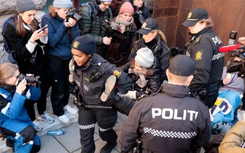  Još jedna predstava! Norveška policija uhapsila Gretu Tunberg na klimatskom protestu