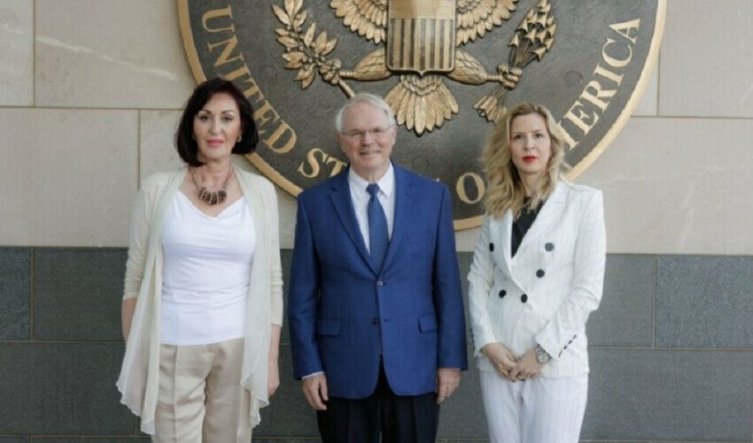  Slikale se sa CIA ambasadorom Hilom – disciplinske prijave protiv tužiteljki Savović i Paunović