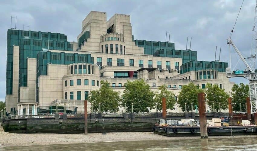  Britanske službe počinju da koriste veštačku inteligenciju za otkrivanje stranih pretnji i borbu protiv “dezinformacija”
