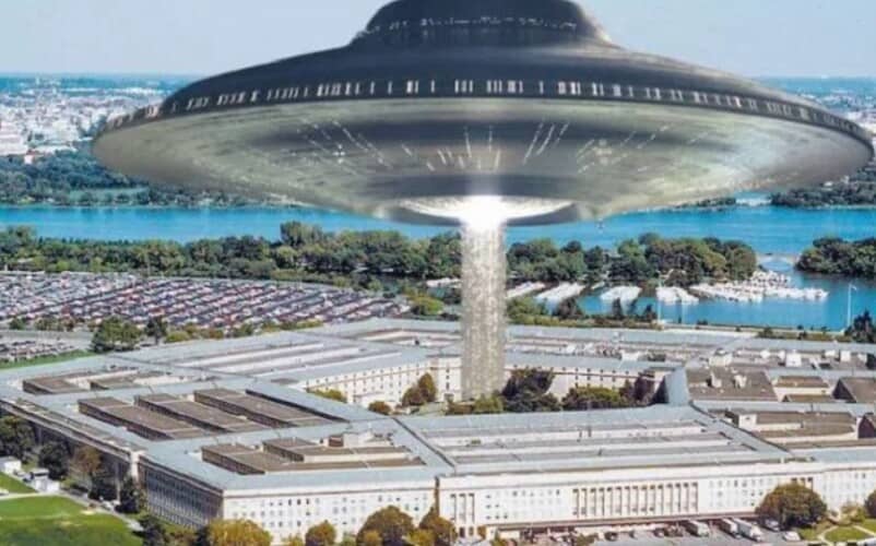  Šef za NLO u Pentagonu najavljuje dolazak ‘vanzemaljskog matičnog broda’ u naš solarni sistem