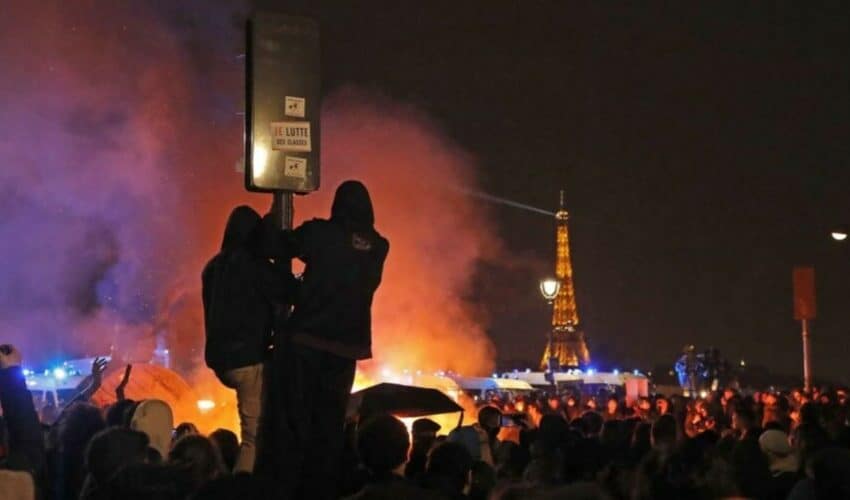  Demokratija na delu, ponovo! U Parizu sinoć uhapšeno 234 demonstranta, 11 policajaca povređeno, paljene tone smeća