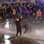 Slike nasilja obišlje svet! Rulja u Gruziji na ulicama zbog zakona o "Stranim agentima" (VIDEO)