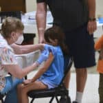 SZO sada kaže da se vakcine protiv COVID-a ne preporučuju za zdravu decu i tinejdžere